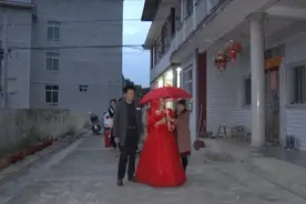 福建一独生女出嫁，妈妈好不舍，出门了还哭着舍不得放手