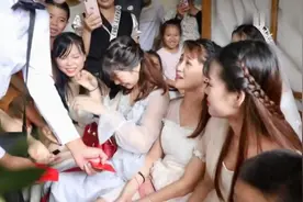 广东小伙接亲，几个伴娘比新娘还要漂亮，我看了一遍又一遍视频封面