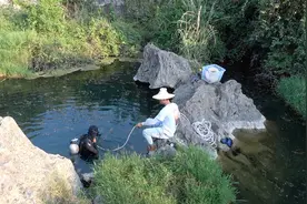 深潭钓鱼被大货切线，小明潜下25米发现踪影，不料绳子被卡住了视频封面