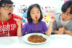 宝蓝玩厨房玩具游戏，用这些食玩制作可口的炸酱面，太美味了！视频封面