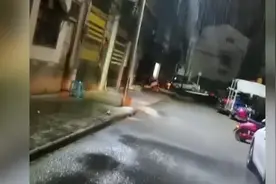 贵州出现罕见只下“一小块”的局部雨 目击者：60岁了第一次见！视频封面