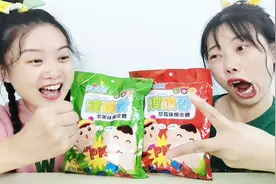 俩闺蜜拆糖玩“石头剪刀布”，谁赢谁吃比运气，精彩游戏超搞笑视频封面