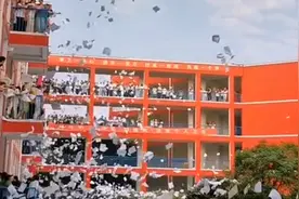 河南一学校高三生临考解压撕书，老师调侃：别撕书，有可能复读视频封面