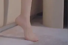 美女一觉醒来发现自己在陌生的地方视频封面