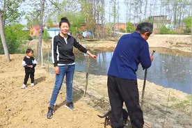 公公害怕孙子掉水里，买网给新垫的宅子围起来，孙子说话太搞笑了视频封面