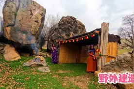 游牧妇女徒手建造小木屋，装饰的简单又温馨视频封面