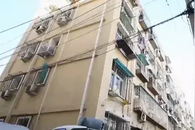 小厕所大民生，折射出城市治理水平，以及文明水平丨向前一步视频封面
