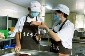 第一天到食品厂上班，当着老板娘拍下这一幕，口水都快流下来了视频封面