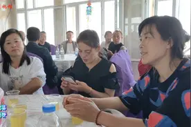 农村大席谁最撩人？美女露牙、风卷残云，大大方方吃得痛快！视频封面