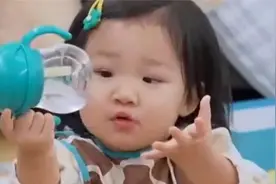 明星女儿有多可爱：王祖蓝女儿偷喝郑恺啤酒，撒娇太萌了！视频封面