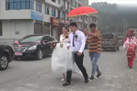 湖南一帅哥迎亲，新娘婚纱店出嫁，不顾爸妈反对嫁给他，走路上车视频封面