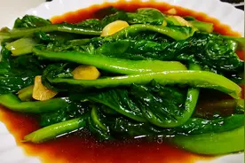 炒绿叶菜时，最忌直接下锅炒，教你正确做法，鲜嫩翠绿不发黑！