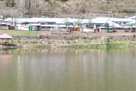 鸭绿江上第一村，与朝鲜一江之隔，距离最近的一个东北小乡村！视频封面