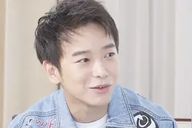 何炅微博晒的腹肌照竟是彭昱畅，之前因长胖上热搜的彭彭瘦了？视频封面