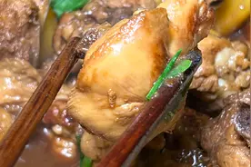 分享土豆炖鸡腿的家常做法，土豆焦香不软烂，鸡腿鲜嫩入味，下饭