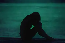 《觞逝》，一首委婉哀伤、凄美动人的马头琴曲 。视频封面