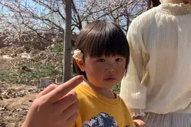 晨晨家2岁小网红上线！跑步撅着腚走路摇摇晃晃，沐沐也太可爱了视频封面