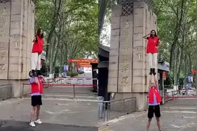 高校迎新学长托举学姐校门口拍照，网友：这不比招生简章好用？视频封面