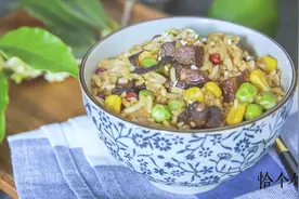 把彩虹装进碗里！动手做一份彩虹什锦饭，满满幸福味道，太甜了！视频封面
