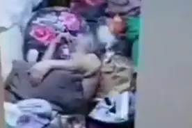 独居老人买600多个快递不拆堆满家中 物业派15人花2天帮整理消杀视频封面