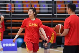 不能忍！黑人球员居然直接打翻李梦，中国女篮强势一波流教做人！视频封面