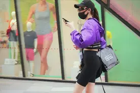 瑜伽裤配小卫衣，运动范小姐姐人美腿长身材棒，性感时尚就属她视频封面