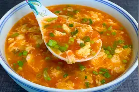 西红柿鸡蛋汤怎么做才好喝？教你饭店小诀窍，蛋花漂亮好看又好喝