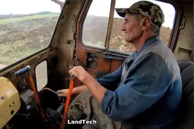 实拍前苏联生产的T4-A履带拖拉机进行翻地作业视频封面