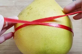 柚子中间放根绳子，轻轻一拉，快速剥开果肉，既干净又完整！