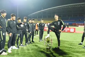 全体鞠躬！韩国队就踩踏奖杯事件全队公开道歉视频封面