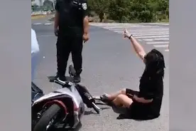 打完交警，美女躺地！浙江嘉兴“骑电车不戴头盔”查处遇“硬茬”视频封面