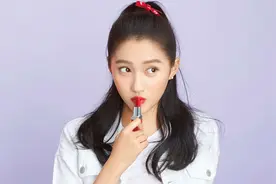 明星撞衫很尴尬，关晓彤周冬雨同穿隔断裙，二人差距却一目了然