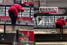 昆山大润发员工被曝脚踩冷冻品：食品已下架，涉事员工被处理视频封面