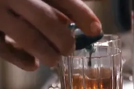 一滴魔法药水，就能让女人疯狂爱上自己，小伙倒了一整瓶给妻子！视频封面