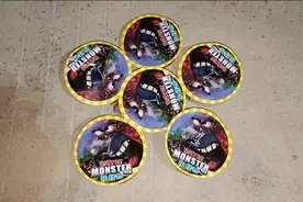 花6元买的小怪兽烟花，点燃看到这样的效果，大家都欢呼大笑