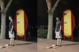 萌娃被批评后躺地撒泼偷瞄爸爸反应，爸爸全程站在旁边表情亮了！视频封面