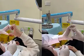 女子误以为被牙医邀请比心，满脸害羞伸手反被一掌打掉，恋爱脑！视频封面