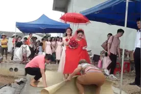 海南一姑娘出嫁，出门时用草席铺路，这是什么习俗？第一次见