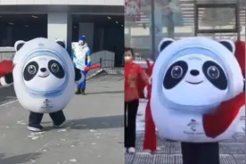 “秧歌墩”上线！冰墩墩手拿冰糖葫芦、大红扇扭秧歌 步伐魔性视频封面