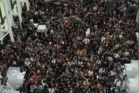 土耳其伊斯坦布尔机场挤满志愿者 争着赶赴震区救援视频封面