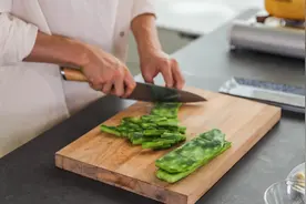 三种做法，教你做出好吃的仙人掌料理，吃完还能延缓衰老！视频封面