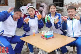 小花和伙伴们一起喝喷嘴汽水，每个颜色都是不同的口味哦，真好喝视频封面