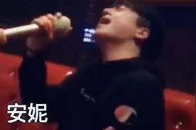 KTV大叔走红网络，撕心裂肺的歌声唱哭观众，没点感情经历唱不出视频封面