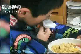 男孩得知妈妈过世，头埋方便面碗里默默流泪视频封面