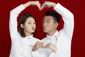 早有预示！郑恺苗苗官宣结婚，曾同台牵手表演画面超甜视频封面