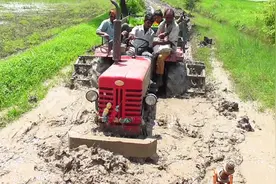 刚下完大雨，小伙开着拖拉机去耕地，谁知直接掉进了沟里！视频封面