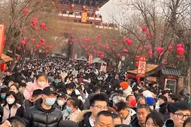河南开封清明上河园游客人山人海 桥上远远望去尽是人头视频封面