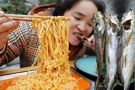 苗大姐挑战咸鱼火鸡面，有意想不到的结果，吃2包完全不够