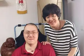 瘫痪12年的汤淼，妻子早已改嫁富豪，郎平却每年都会给他送补品！视频封面