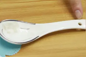 陶瓷勺子为什么会有一个小孔？看完视频才明白，原来有这么多用处视频封面